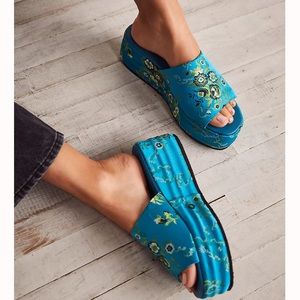Harbor Flatform Brocade Sandals